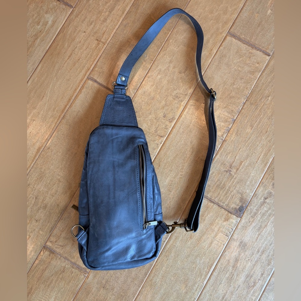 Sundance Leather Crossbody - Picture 2 of 7